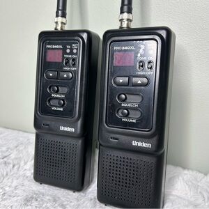 2 Vintage UNIDEN PRO 340XL
Handheld Portable CB Radio 40
Channel TESTED WORKING
